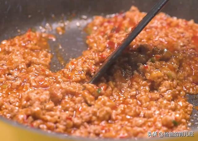 分享一款肉酱土豆泥，鲜甜微辣，肉香浓郁，荤素搭配的育儿美食