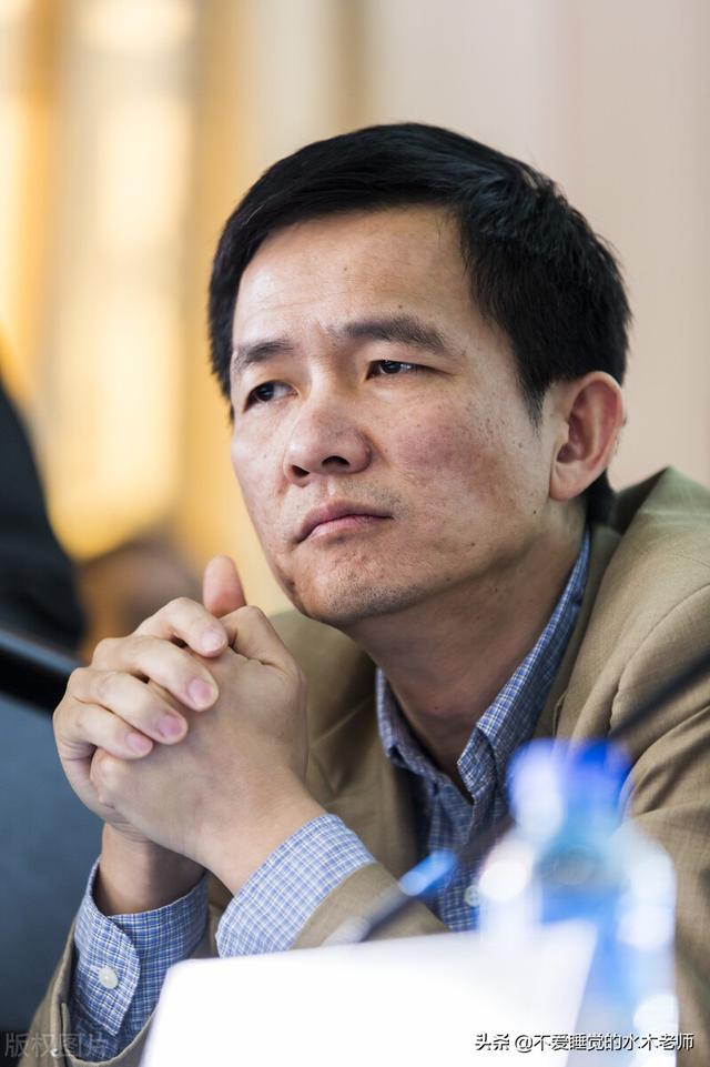 北大教授当下最大的特点就是，总是在不熟悉的领域里不懂装懂