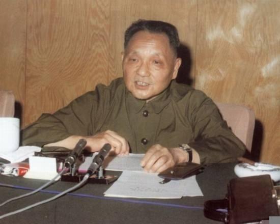 1957年毛泽东率团访苏，赫鲁晓夫问这小个子是谁，邓小平机智回答