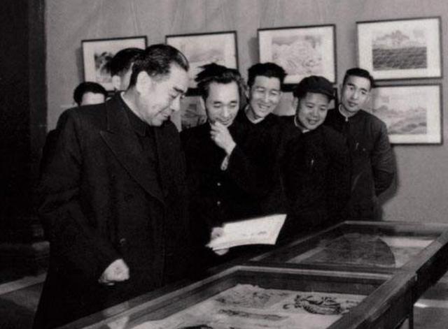 毛主席3次参观故宫城墙，为何却不肯踏进故宫半步？背后有何隐情