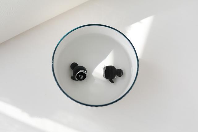 一千多的蓝牙耳机和两三百的有啥区别？JBL REFLECT FLOW PRO评测