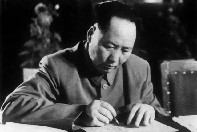 1962年，一封讣告送到中南海，毛泽东含泪：寄500，与我夫人同穴