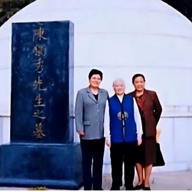 陈乔年牺牲66年后遗腹女被找到，墓碑前跪地痛哭：爸，我来看你了