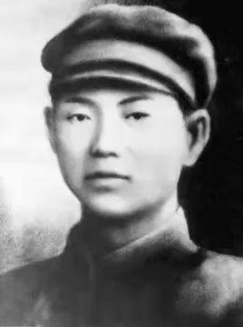 将军吃饭发现一只鸟，立即停筷命令：马上撤退，否则大难临头