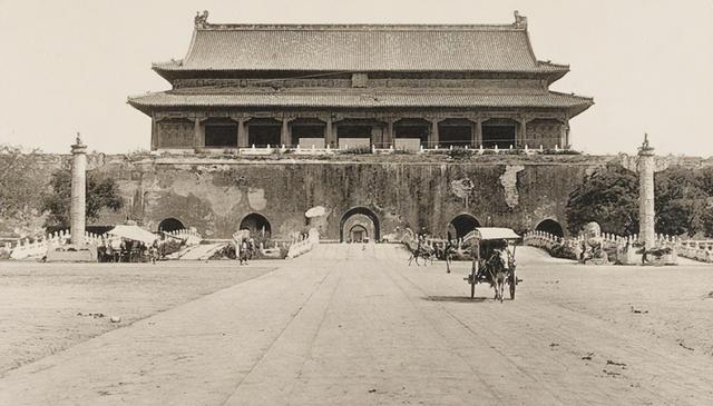 天安门城楼上，先后挂过12个人的画像，除了毛主席外，还有谁？