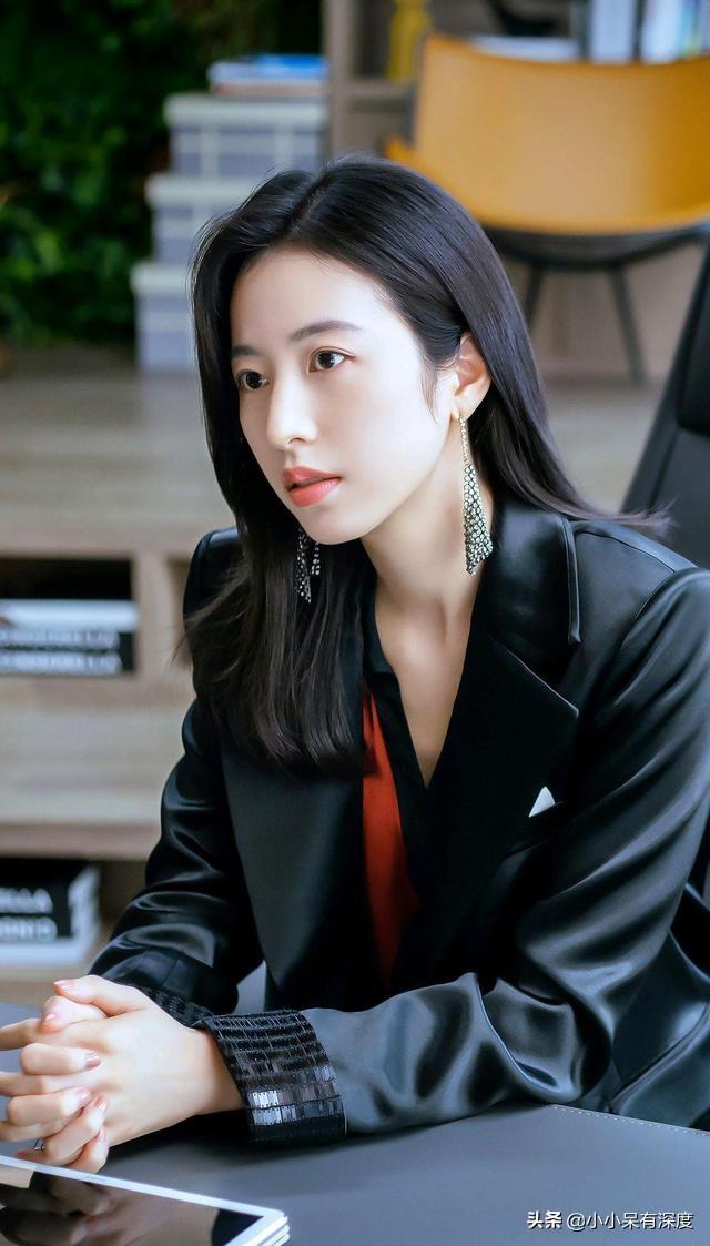 周雨彤长相清秀漂亮,即使素颜也很能"打".