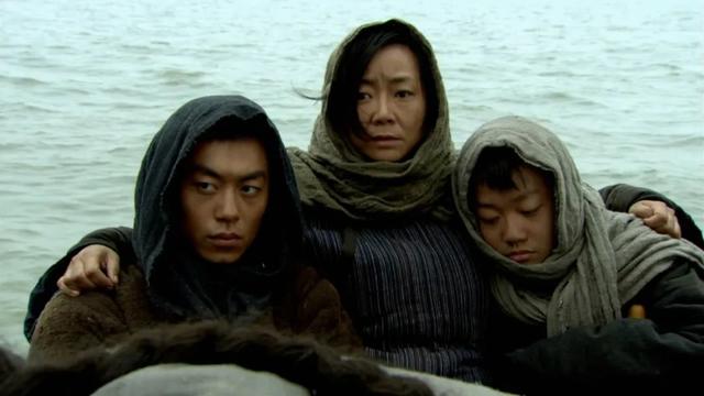 同样是“母亲专业户”，把萨日娜和宋春丽放在一起看，差别出来了