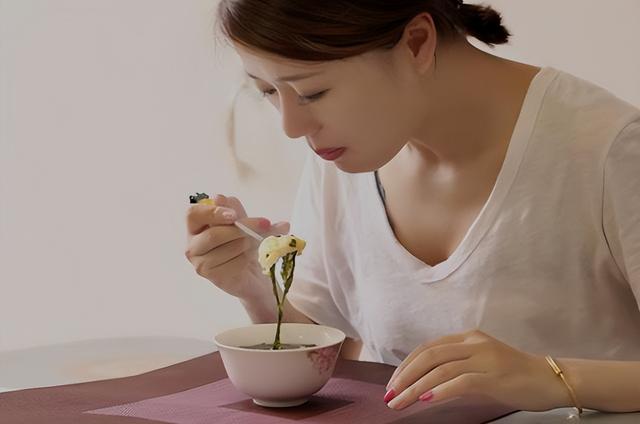 “吃得少，活得久”？饭量越小，衰老速度越慢吗？医生说出实话