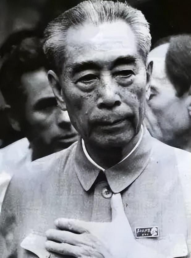 1941年毛主席遇刺，刺客将木棒狠狠抡向主席后脑，蒋泽民挥臂挡住
