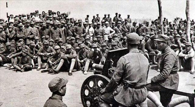 1944年，一侦查员被捕，刑讯室内，日军翻译官悄悄对他说：别暴露