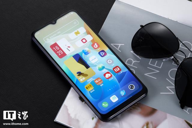「IT之家开箱」vivo Y33s 5G 手机图赏：清蓝微光，经典深邃