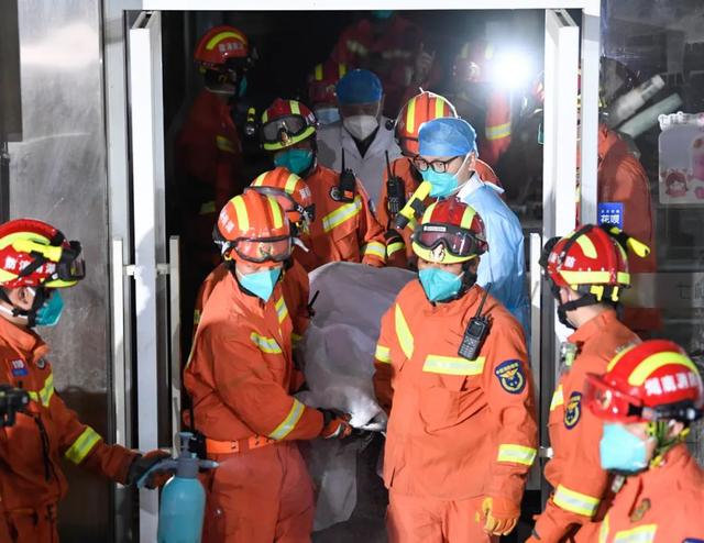 10人获救，53人遇难；国务院成立调查组！长沙那个可能要截肢的女孩，后来怎么样了？