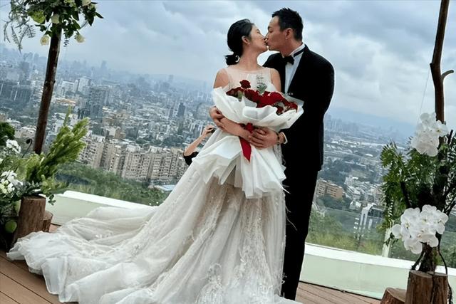 棒棒堂威廉官宣，与交往4年女友登记结婚，女方身材发福被疑怀孕