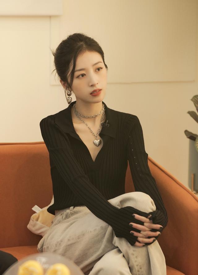 刚开始看《重返20岁》的时候,周雨彤在里面饰演的学姐,我只是觉得惊鸿