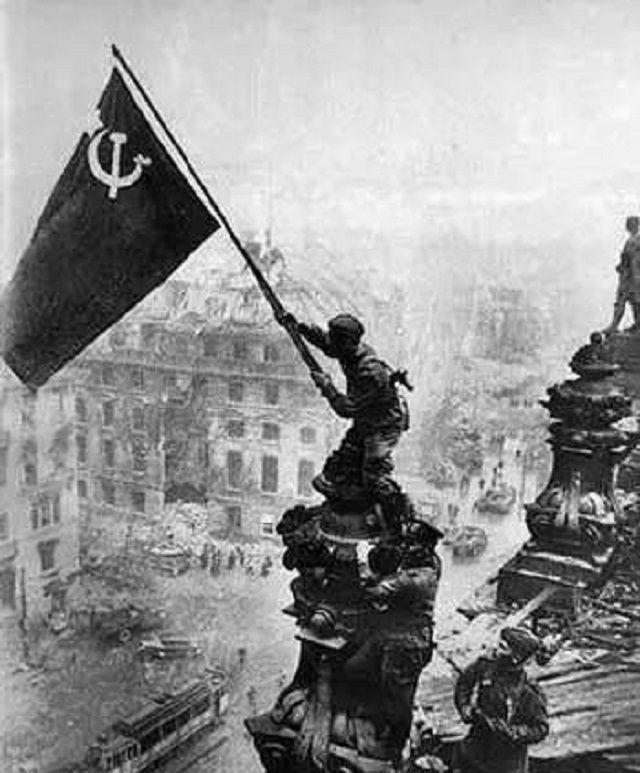 朱可夫红场阅兵后，瞟了一眼身边的斯大林，他把手放下了