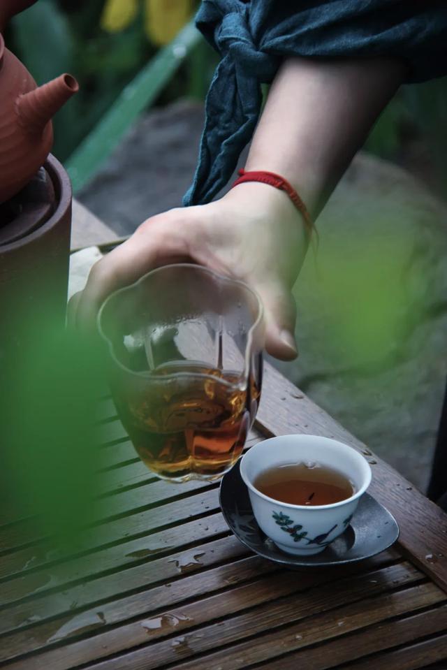 「唐叙」雨后河边石上饮，落花香褪茶香飘