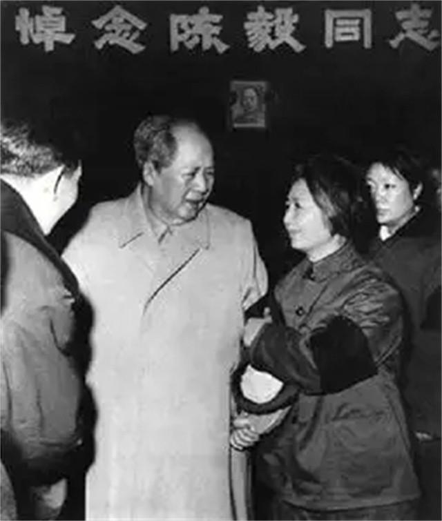 1972年，毛主席穿睡衣参加陈毅追悼会，遗孀眼含泪花：您怎么来了