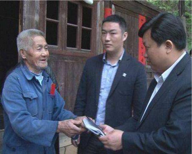 毛主席警卫员隐居深山54年，给女儿看病无意“泄密”，惊动县领导
