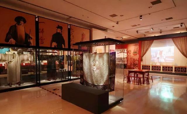 1966年北京发现李莲英墓地，机关被铁丝破解，进去发现紫红色棺材