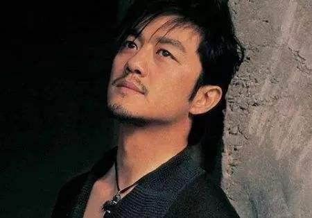 51岁李亚鹏再当爸！王菲“满脸的嫌弃”成全了老李“双重的幸福”