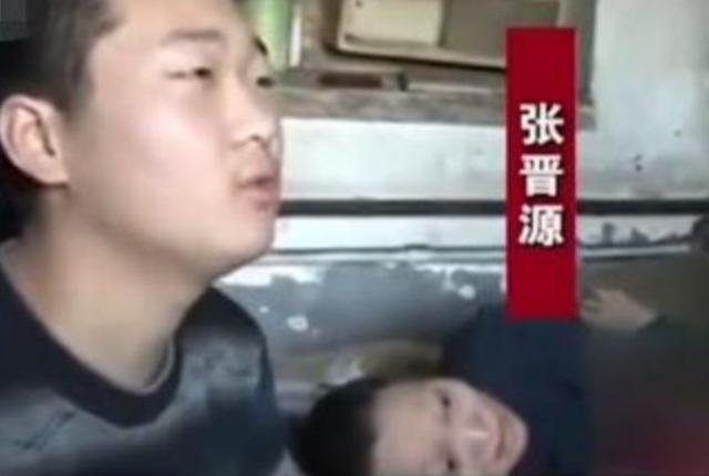 15岁男孩当“钉子户”,断水断电也不搬,背后隐情连拆迁队都心软了