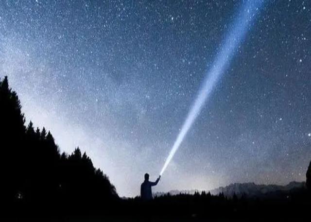 手电筒射出的光子有多少，能飞多远，会因地球引力而拐弯吗？