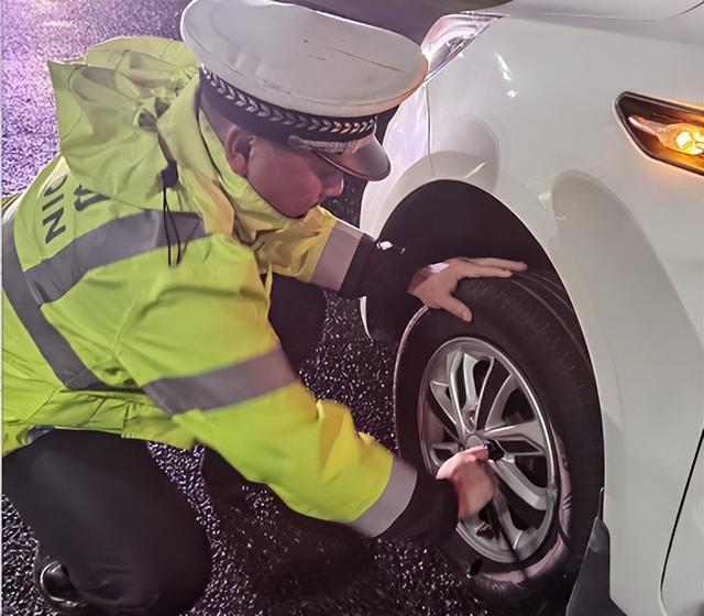 冷空气南下暴雨持续下，交警硬核救援刷遍朋友圈！