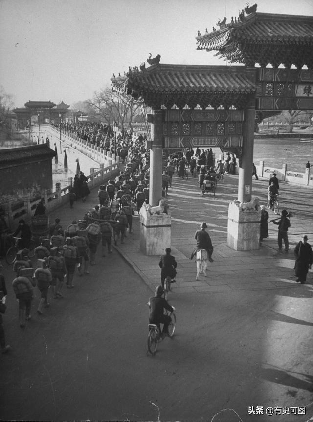 1946年的紫禁城外停滿了汽車，太和殿上放著袁世凱的西洋寶座