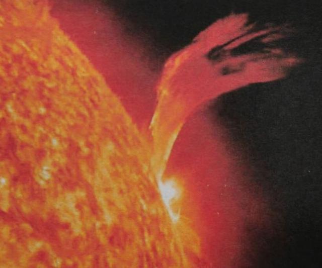太阳出现创纪录的巨大火焰，长达300万公里，幸亏没有朝向地球喷