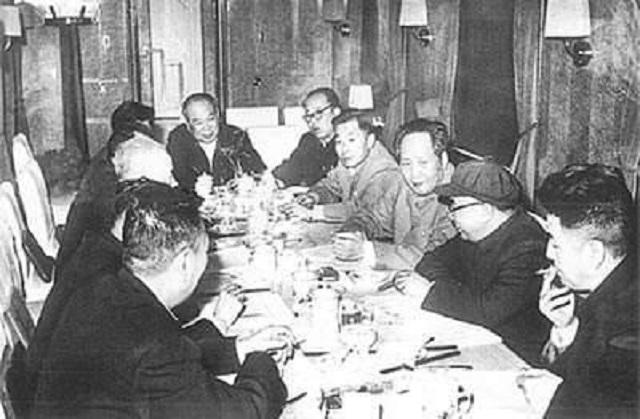 1950年，毛主席回国路上为何三次发怒？处死42人
