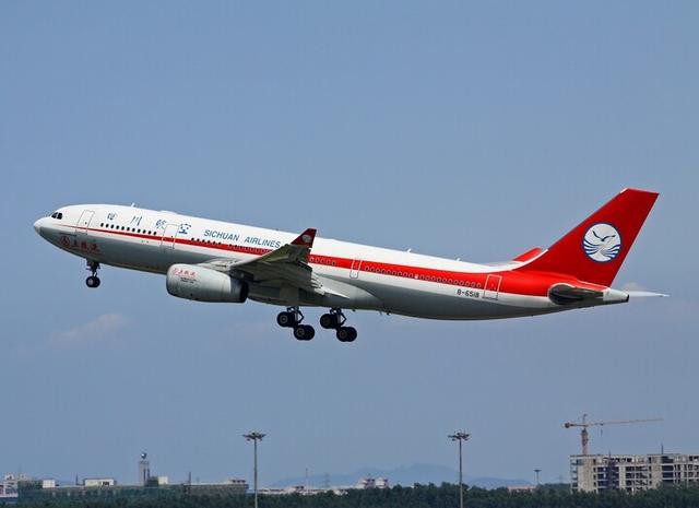 客机窗户高空突然破裂，机长34分钟救下128人，神奇操作创造奇迹