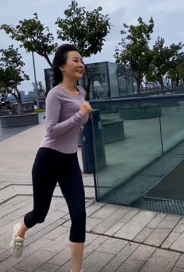 雪瑞姑姑：“冻龄奶奶”走红网络，抖音第一富婆，62岁活成18模样