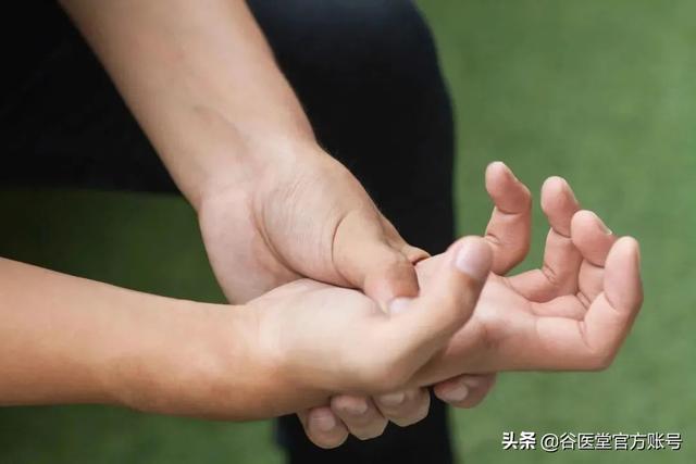 “手麻”是疾病征兆，经常手麻要警惕这5种病，早知道早预防