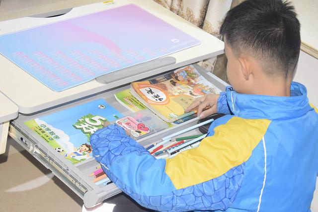 陪伴孩子快乐学习健康成长的好伙伴！科贝森儿童学习桌椅体验