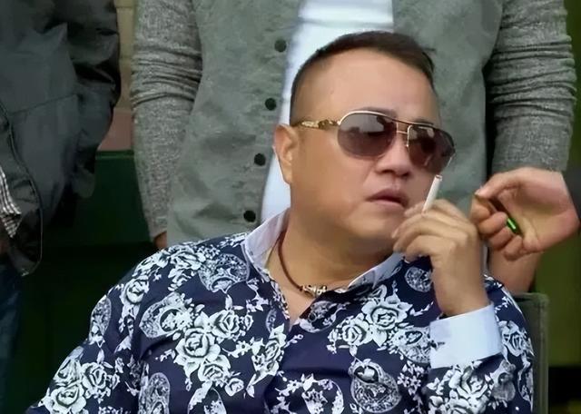 赵本山女儿“出高招”：想走的艺人赔偿违约金，留下的签30年长约