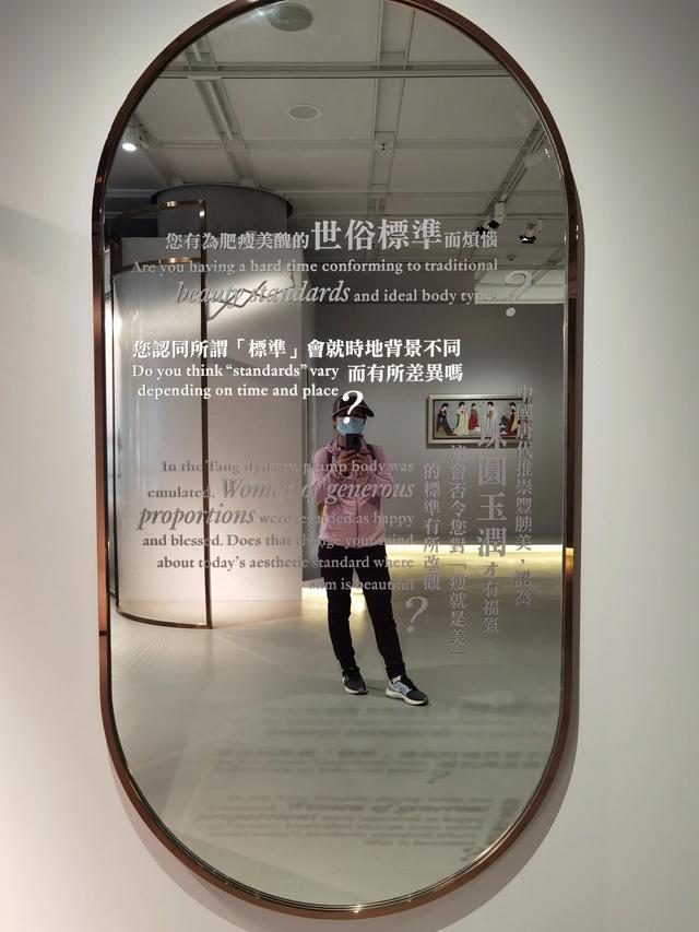去香港藝術館，居然可以坐在藝術品上看海、看雲、看船？