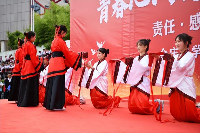 看！这是余庆中学的成人礼！！！