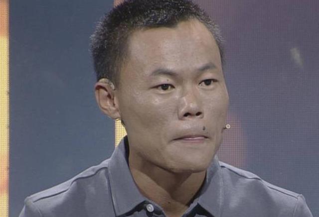2009年女子翻墙摔截瘫，男友租5平房子照顾，连续四年背她爬泰山