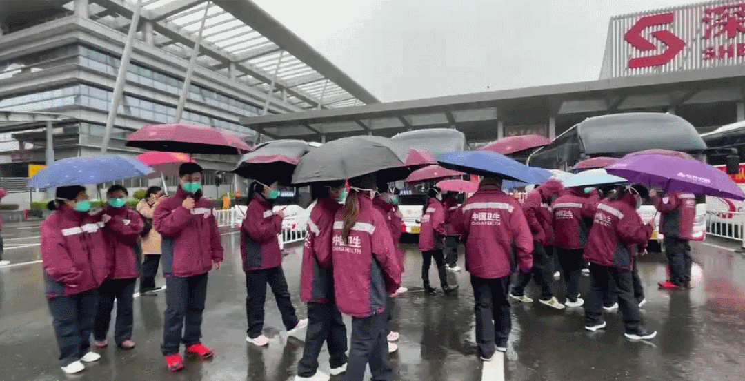 疫情汹汹！为何医管局“黄医护”还要拒绝祖国的支援呢？香港医院外的这一幕让人心酸！风雨无阻，他们来了
