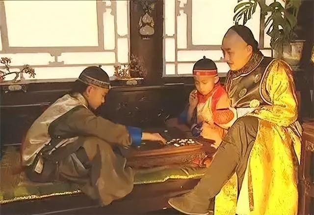 雍正抓周的时候，拿起笔瞎写1字，康熙看后脸色大变，最后成真