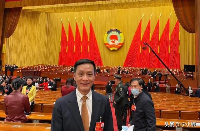 这6位娱圈演艺人员，凭什么能参加两会、被称“文艺工作者”