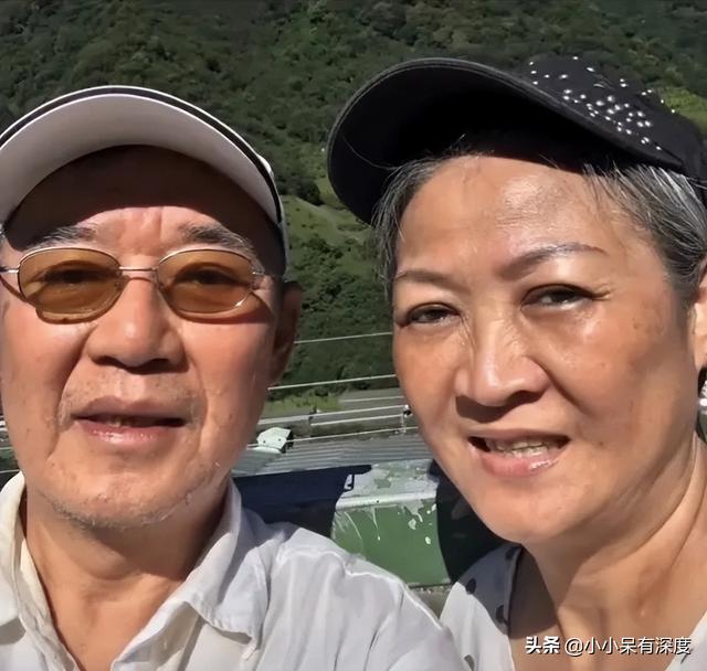 老戏骨李立群的隔离生活，与妻子照片，头发花白互相依偎恩爱十足