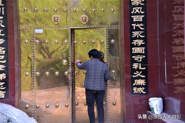 大妈用一辈子心血修筑深山花园，果树花草围绕，藤叶制成绝味美食