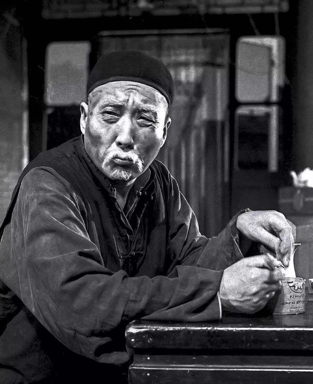 舞台上第一次上演毛主席时，毛主席还健在，看完后他提了1点建议