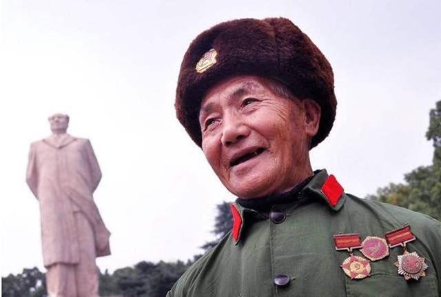 毛主席警卫员隐居深山54年，给女儿看病无意“泄密”，惊动县领导