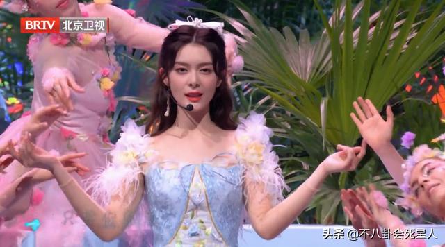 12位女星卫视春晚状态！杨颖唐嫣美得亮眼，关晓彤大长腿厉害了