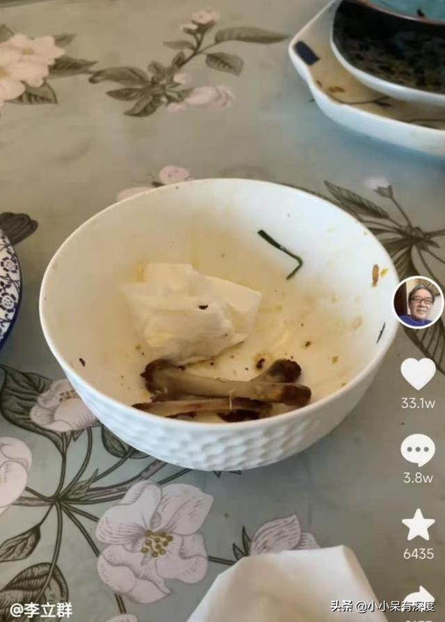 老戏骨李立群的隔离生活，与妻子照片，头发花白互相依偎恩爱十足