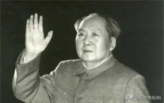 1976年，毛主席与世长辞，第二年一人来到纪念堂：主席，你醒醒吧