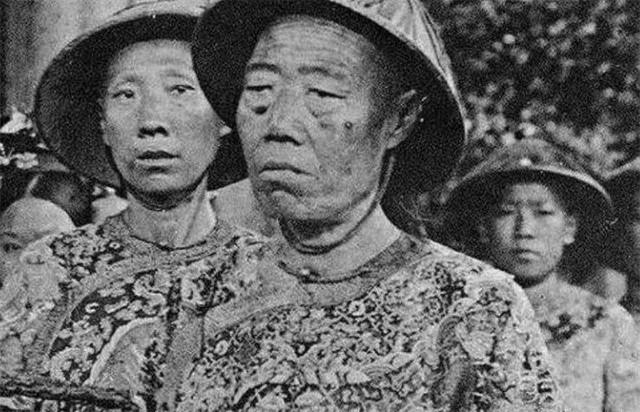 1966年北京发现李莲英墓地，机关被铁丝破解，进去发现紫红色棺材