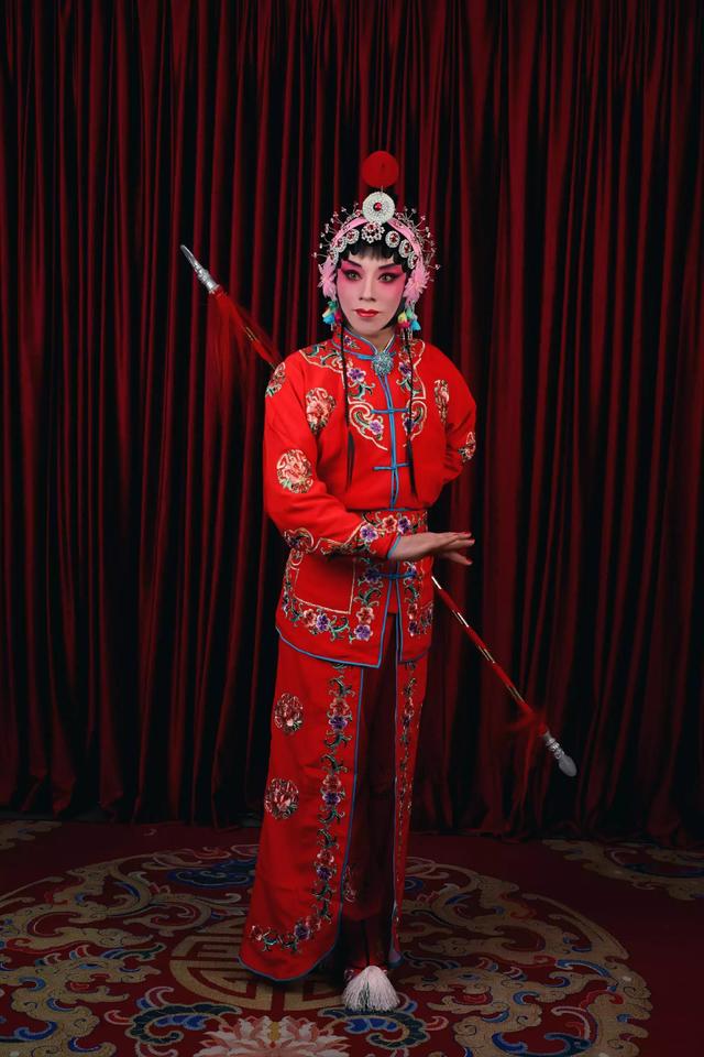 实拍剧团旦角化妆过程
